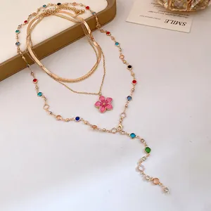Squisita collana dorata multistrato vintage con ciondolo a fiore rosa e perle colorate