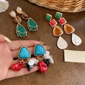 Elegantes pendientes de perlas geométricos vintage con colgantes de resina de colores