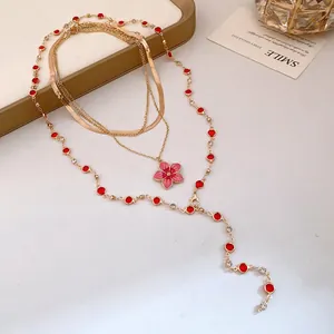 Collana vintage dorata a più strati con ciondolo a fiore in smalto rosa e perline