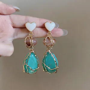 Pendientes vintage con piedras turquesas y detalles de metal dorado