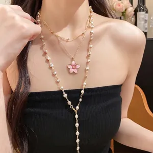 Lagenlook Künstliche Perle Halskette Für Damen Vergoldete Legierung Rosa Blume Emaille Anhänger Y-Form Mehrreihige Lange Kette Schmuck
