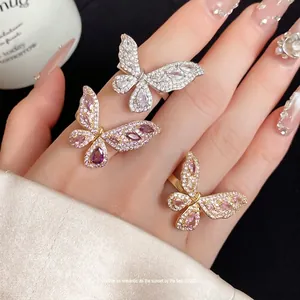 Eleganti anelli a farfalla regolabili con micro-intarsio di zirconi sulla mano