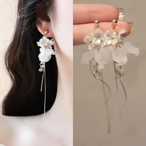Boucles d'Oreilles Clous Perles Artificielles Fleur Élégante Française pour Femmes Tige en Argent Plaqué Or Bijoux Chic Cadeau