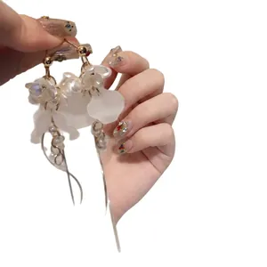 Boucles d'oreilles élégantes à pampilles de fleurs et perles de style français blanc