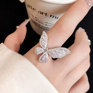 Elegante anello aperto a farfalla in argento con micro-pavé di zirconi vista dettaglio
