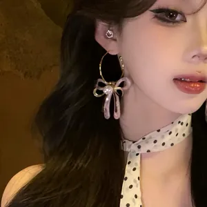 Eleganti Orecchini a Bottone a Forma di C con Fiocco in Acetato e Perla Artificiale con Perno in Argento per Gioielli da Donna