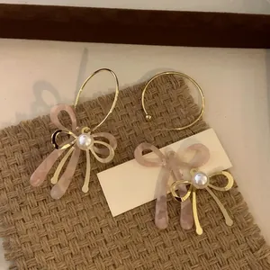 Orecchini a cerchio eleganti con fiocco in acetato rosa e perla placcati in oro