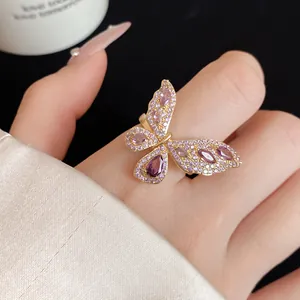 Elegante anello a farfalla aperto con zirconi viola micro-incastonati visto in dettaglio