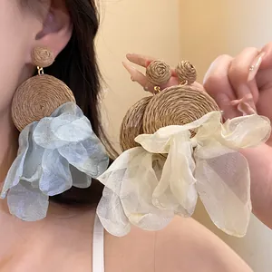 Pendientes boho de rafia con pétalos de flores de gasa en azul y crema