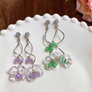 Eleganti orecchini a pendaglio ondulati con fiori in acrilico e borchie in zircone