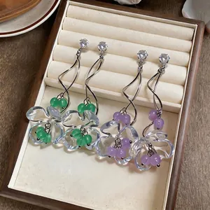 Eleganti orecchini a nappa con fiori in acrilico e borchie in zircone cubico lucido