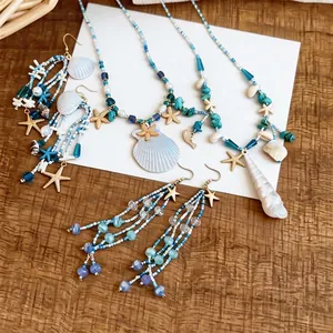 Parure de bijoux en perles sur le thème de l'océan avec étoiles de mer et coquillages