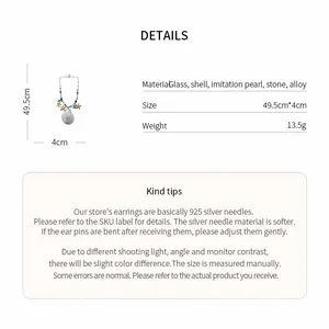 Vue détaillée du collier de perles avec coquillages et étoiles de mer et détails.