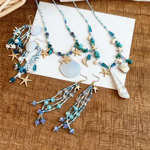 Vue détaillée d'un ensemble de collier et boucles d'oreilles en perles de coquillage