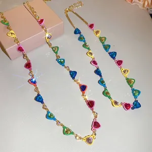 Collar de clavícula con diamantes de imitación en forma de corazón de colores vivos