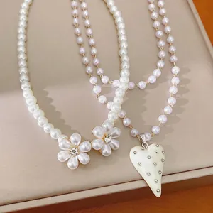 Collier de perles chic avec pendentifs fleur en perle et cœur clouté pour femmes