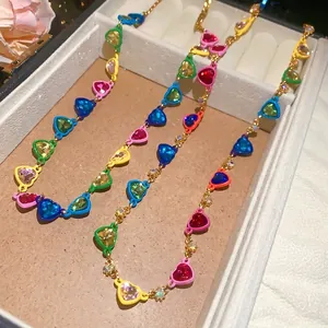 Collares de corazón coloridos con pedrería en un joyero elegante y chic