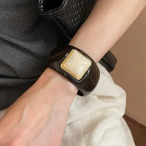 Vista detallada de un brazalete de acrílico minimalista vintage con mármol