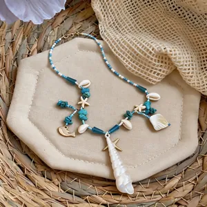 Gros plan d'un collier de perles style vacances avec coquillages, étoiles de mer et turquoise.