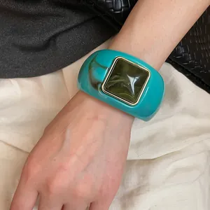 Primer plano detallado de una pulsera retro de acrílico turquesa con resina cuadrada