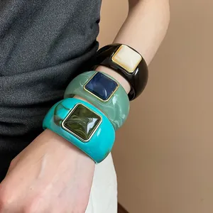 Conjunto de pulseras de acrílico con incrustaciones de resina cuadrada chic
