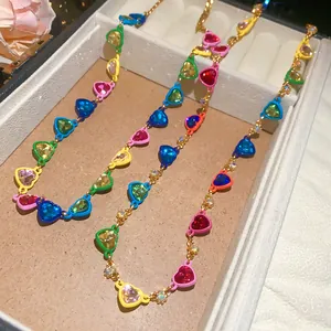 Primer plano de collares de pedrería con forma de corazón en un joyero muy elegante
