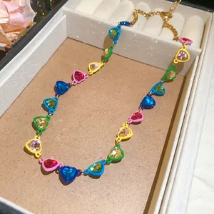 Vista detallada de un vibrante collar de cristales en forma de corazón en un joyero de lujo