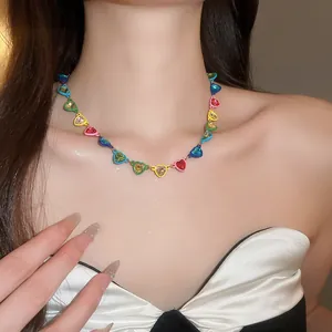 Detalle del collar de diamantes de imitación de corazón multicolor en la clavícula