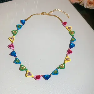 Exquisito collar de cristales en forma de corazón con vibrantes dijes estilo dopamina