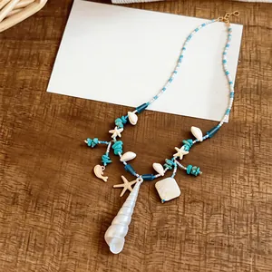 Vue détaillée du collier de perles de plage avec pendentifs en coquillages et étoiles