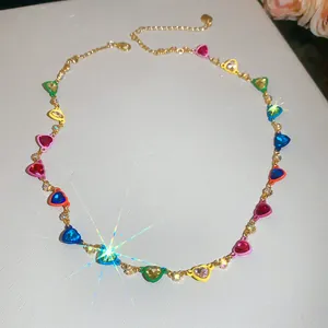 Vista detallada de un collar de corazones coloridos con brillantes diamantes de imitación.