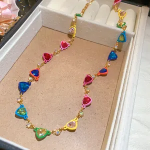 Primer plano de collar de diamantes de imitación de corazón en caja