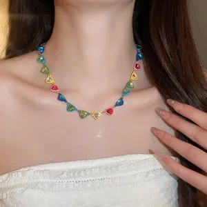 Primer plano de collar de corazon con diamantes de imitacion en estilo de verano