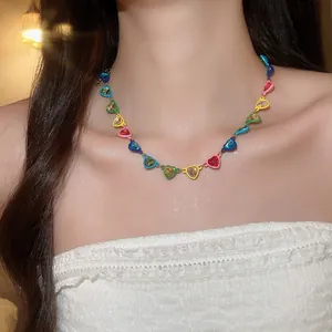 Primer plano detallado de un collar de corazón con diamantes de imitación de varios colores