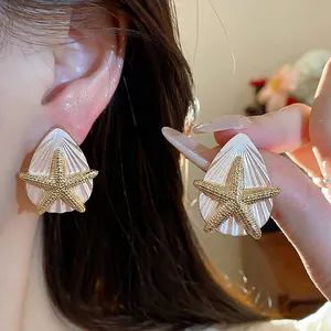 Elegante Seestern-Muschel-Ohrstecker mit Silbernadeln für einen stilvollen Strandurlaub-Look