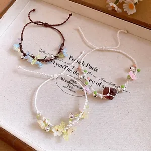 Bracelets en corde tressée à la main avec fleurs en résine et petites cloches argentées