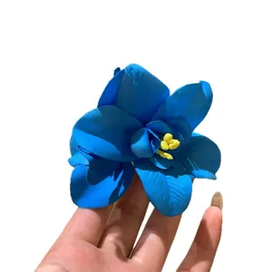 Grande fermaglio per capelli con fiore blu vibrante, perfetto per acconciature da vacanza al mare
