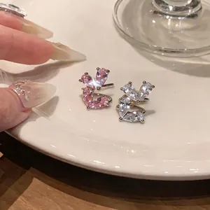 Elegante earcuff a doppio strato con zirconi rosa e bianchi taglio marquise.