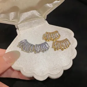 Eleganti orecchini a perno a forma di C a più strati placcati in oro 14K con zirconi