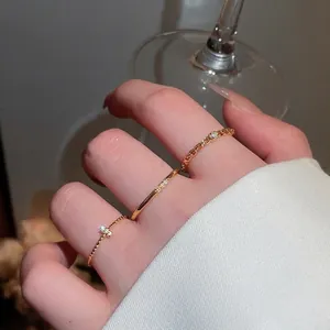 Elegante set di tre anelli dorati da donna con zirconi scintillanti in stile vintage.