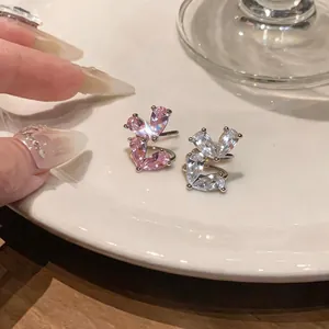Dettaglio ravvicinato di ear cuff a doppio strato in zirconia con cristalli rosa e bianchi