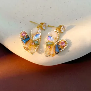 Elegante herzförmige Ohrstecker mit bunten Glas- und Zirkon-Inlays auf Silbernadeln