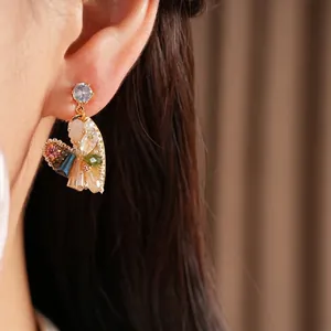Elegante herzförmige Ohrstecker mit bunten Kristallen und glitzerndem Zirkon