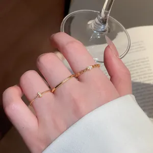 Dettaglio ravvicinato di tre anelli d'oro vintage con zirconi scintillanti sulla mano