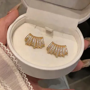 Eleganti orecchini a ventaglio placcati oro 14K con scintillanti zirconi cubici