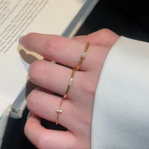Primo piano dettagliato di tre anelli d'oro vintage con zirconi su una mano
