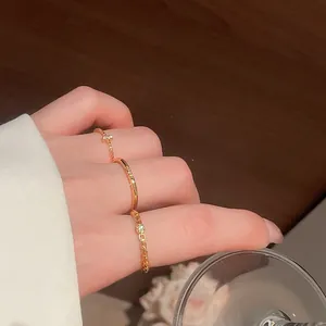 Eleganti anelli d'oro vintage con zirconi scintillanti indossati per un look di lusso
