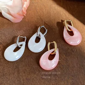 Elegante ovale Harz-Tropfen-Ohrringe mit hohlem Design in Rosa und Weiß für Damen