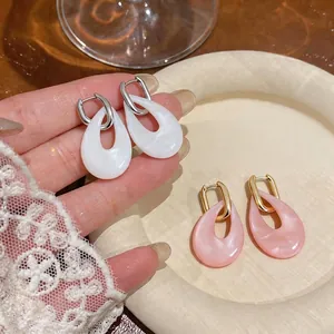 Elegante ovale Harz-Ohrhänger in Weiß und Rosa mit schicken Gold- und Silberreifen