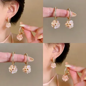 Eleganti Orecchini Huggie a Fiore in Zirconia Stile Francese Dolce Romantico in Rame Placcato Oro Con Perno in Argento Sterling 925 Gioielli a Fiore in Perla Artificiale Regalo Per Donne
